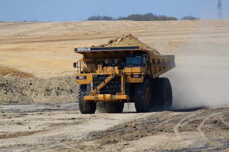 File:Caterpillar haul truck, Luminant Energy Kosse lignite mine (5556779421).jpg