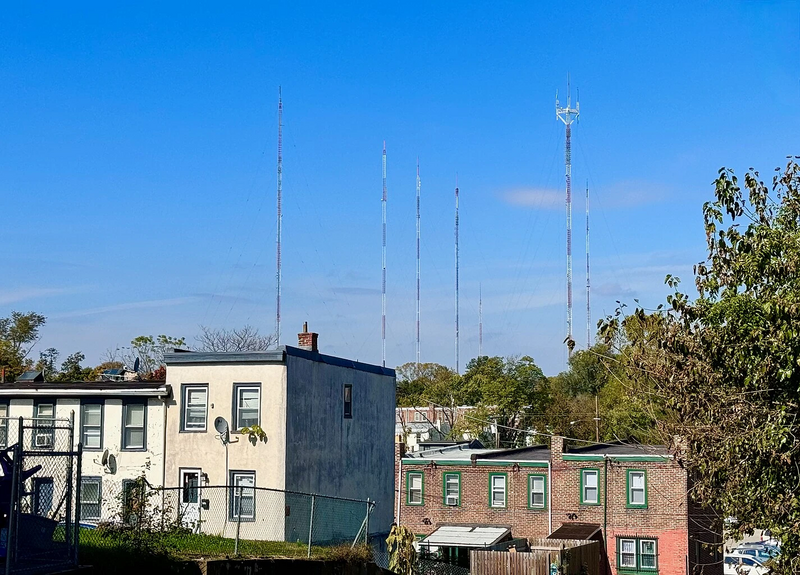 File:Radio and TV antenna tower farm in Roxborough% 2C Pennsylvania.webp