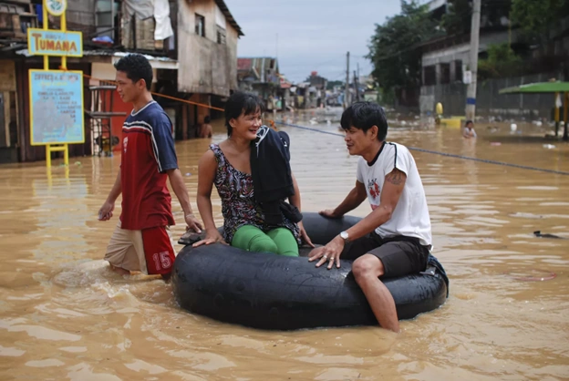 File:Ali people in flood waters.webp